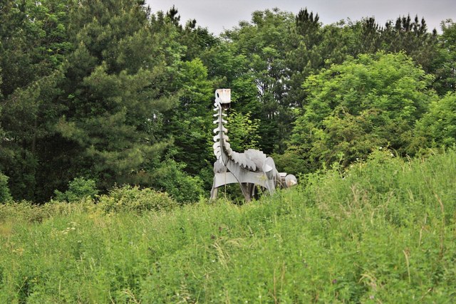 Dinozaury koło zniszczonych huśtawek