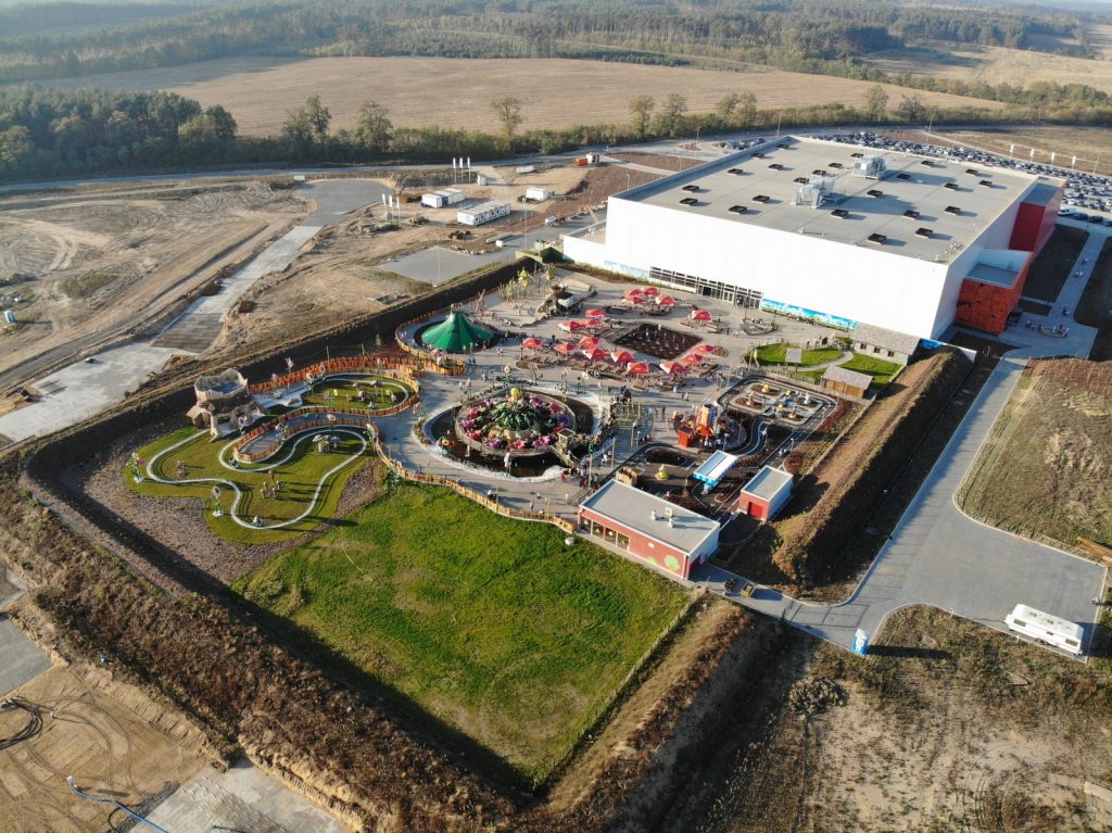 8.000m2 powierzchni hali i część zewnętrzna. Tam gdzie teraz jest zielona trawka, będzie wejście do Wooden Coastera