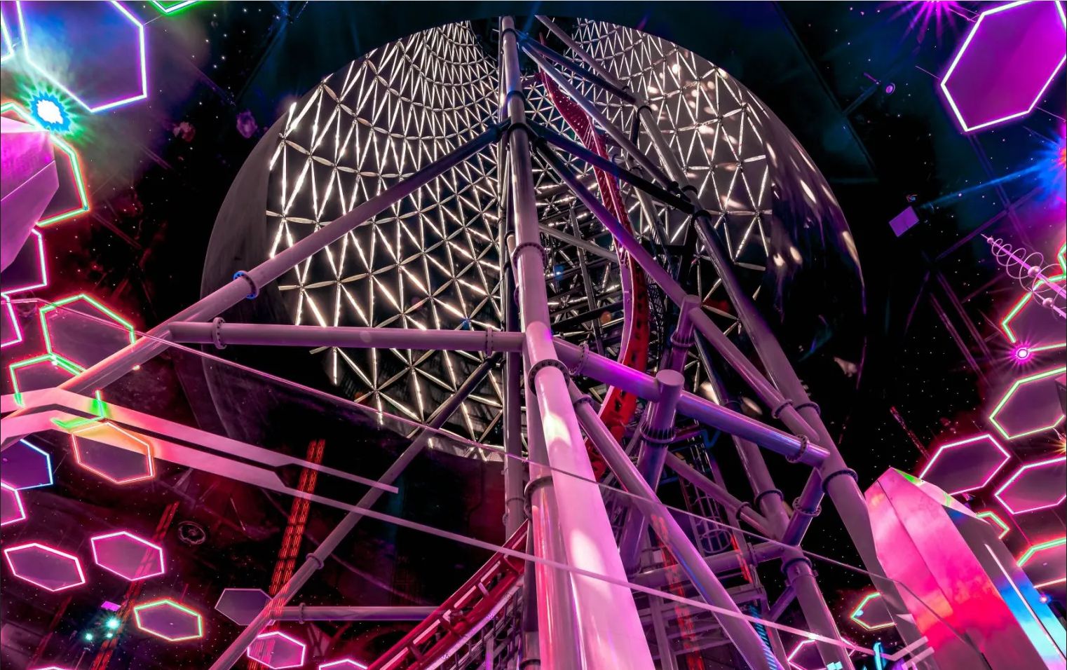 W Doha, w Katarze otwarto Epiq – najwyższą na świecie kolejkę górską pod dachem