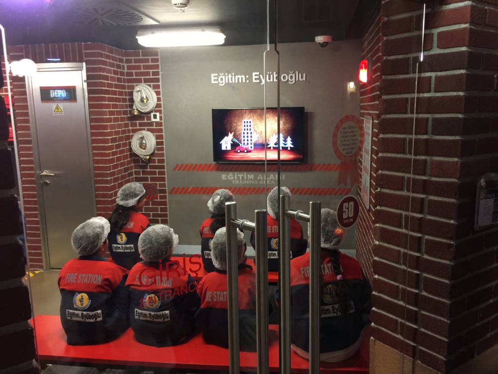 OSP Kidzania na odprawie przed akcją gaśniczą. Za chwilę będzie palił się budynek.