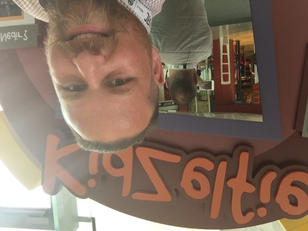 W Kidzanii można np. zgodnie z najnowszymi trendami zrobić sobie selfie i......ujrzeć swoją łysinę.
