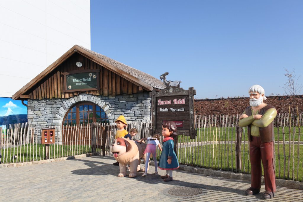 W tej zagrodzie dzieci będą mogły pogłaskać uwięzione zwierzęta. Przyszli lokatorzy narazie pasą się na wolnym wybiegu. 