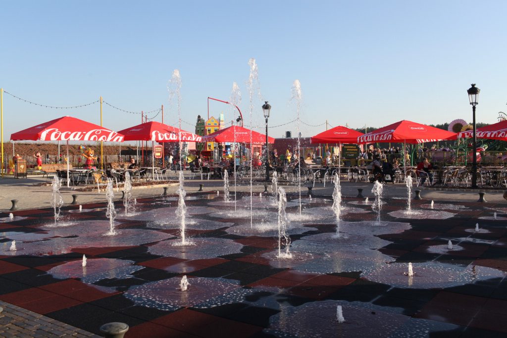 Tańczące i skaczące fontanny. Niech nie zwiedzie Was brak zainteresowania.  W październiku temperatura nie sprzyja tego typu rozrywkom.