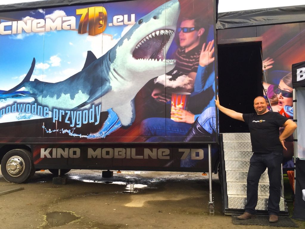 Bartłomiej Węglarz i jego Mobilne Kino 7D pełne emocjonujących filmów