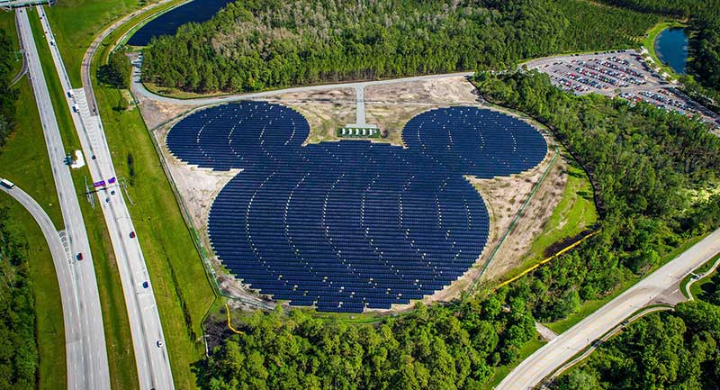 Giganci przechodzą na energię słoneczną