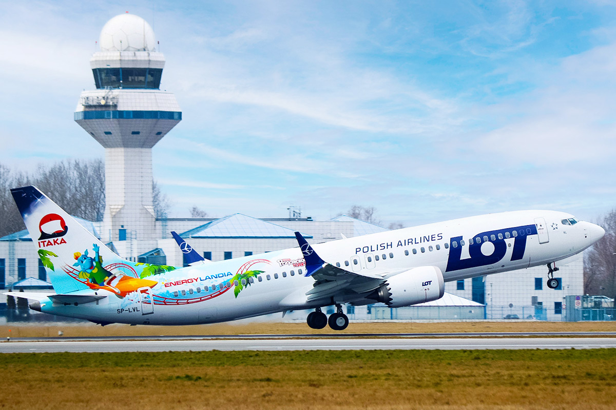 Współpraca LOTu z biurem podróży i parkiem rozrywki. Samolot z logotypem EnergyLandii w przestworzach.