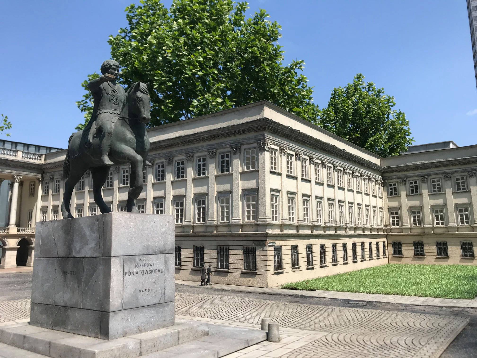 Park Miniatur w centrum Warszawy stał się miejscem libacji i został zdewastowany