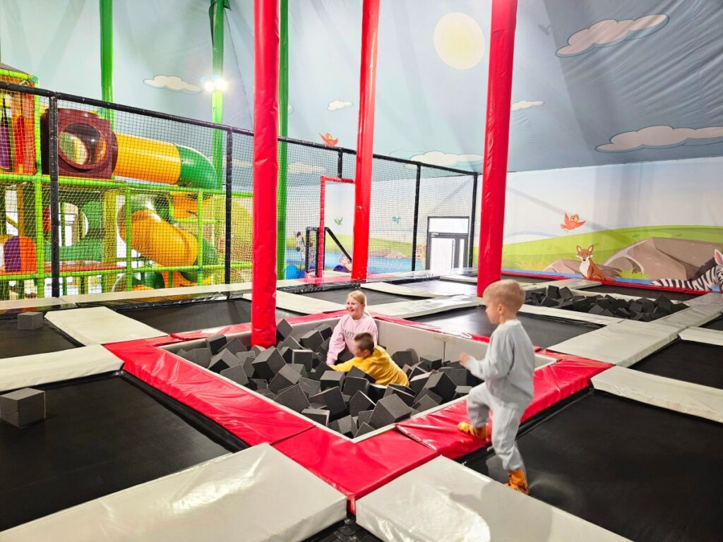 trampoliny w Parku Ewolucji