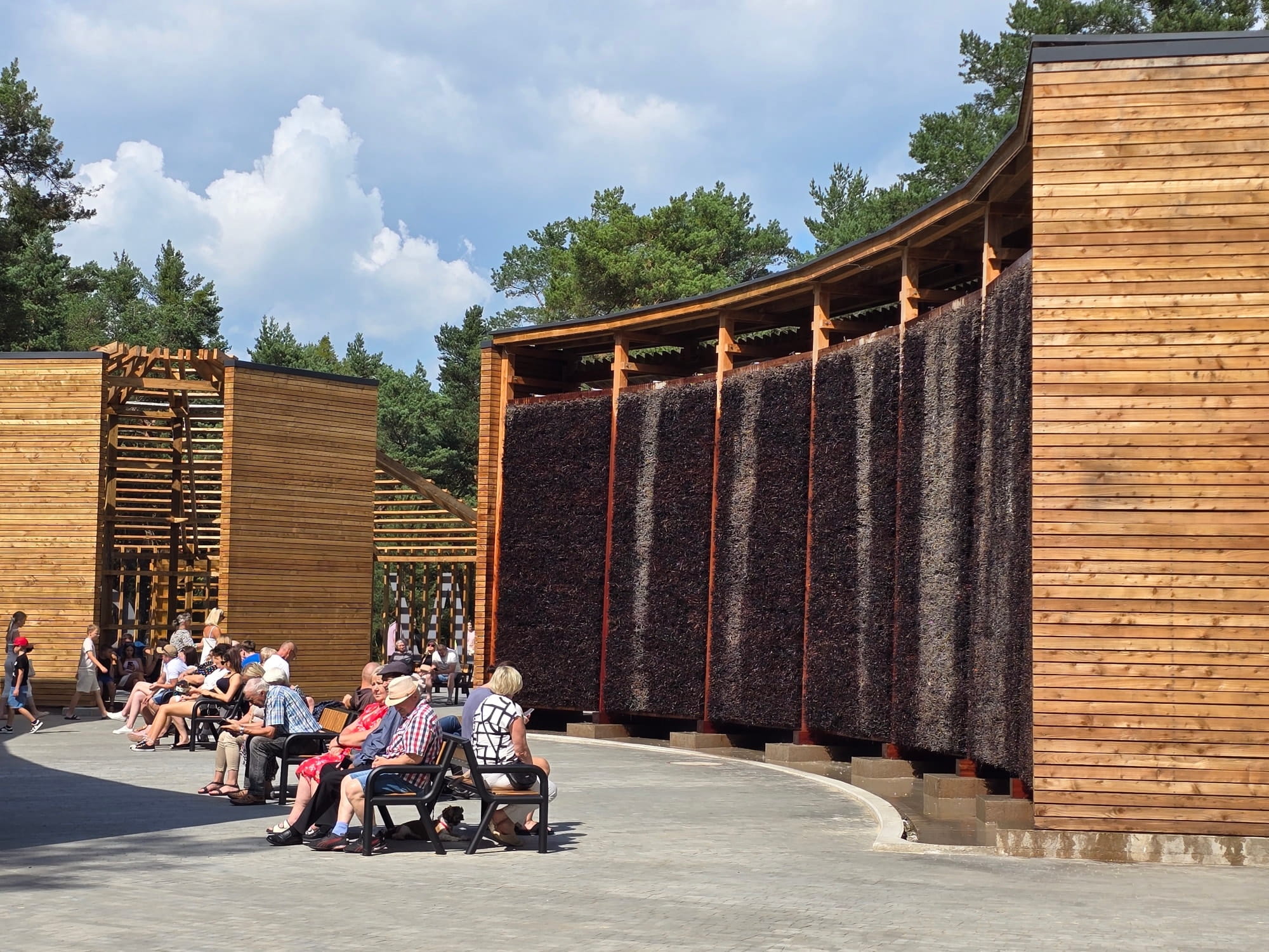 W Kamieńsku powstały największe w województwie tężnie solankowe