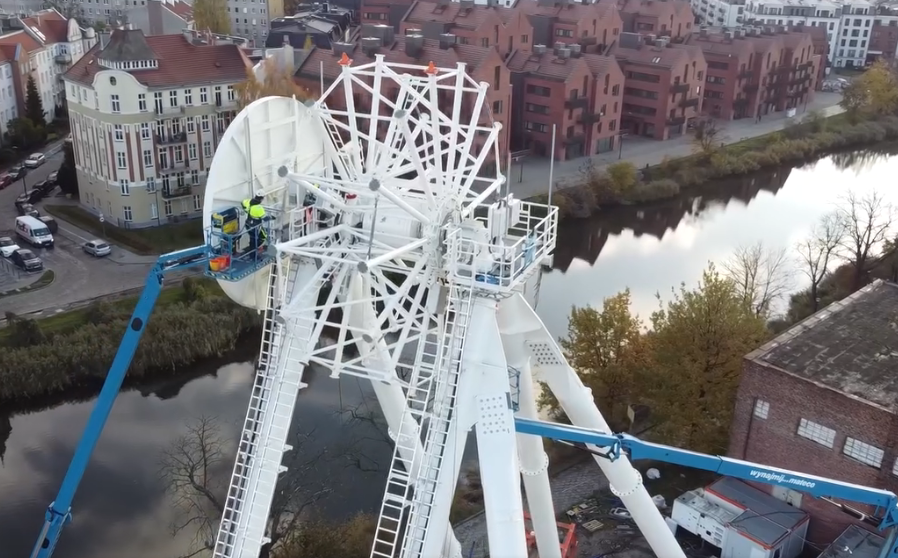 Koło widokowe AmberSky Gdańsk rośnie w oczach. Kiedy otwarcie?
