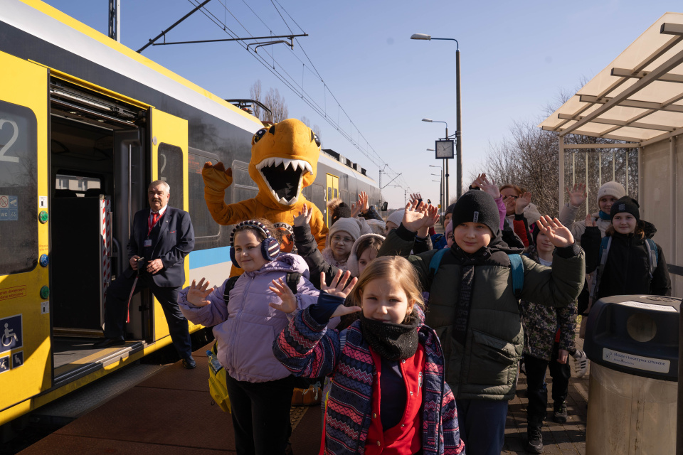 Pociągiem do dinozaurów. Rusza współpraca JuraParku Krasiejów i POLREGIO
