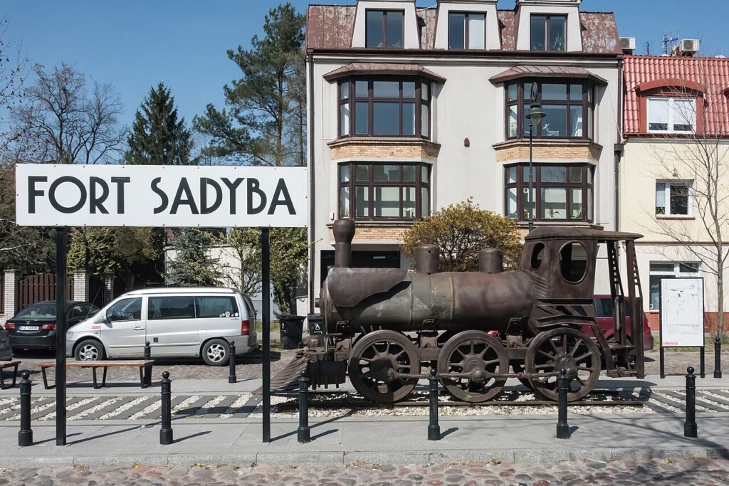 Fot. Adrian Grycuk, Wikimedia Commons, Pomnik Kolei Wilanowskiej na Sadybie